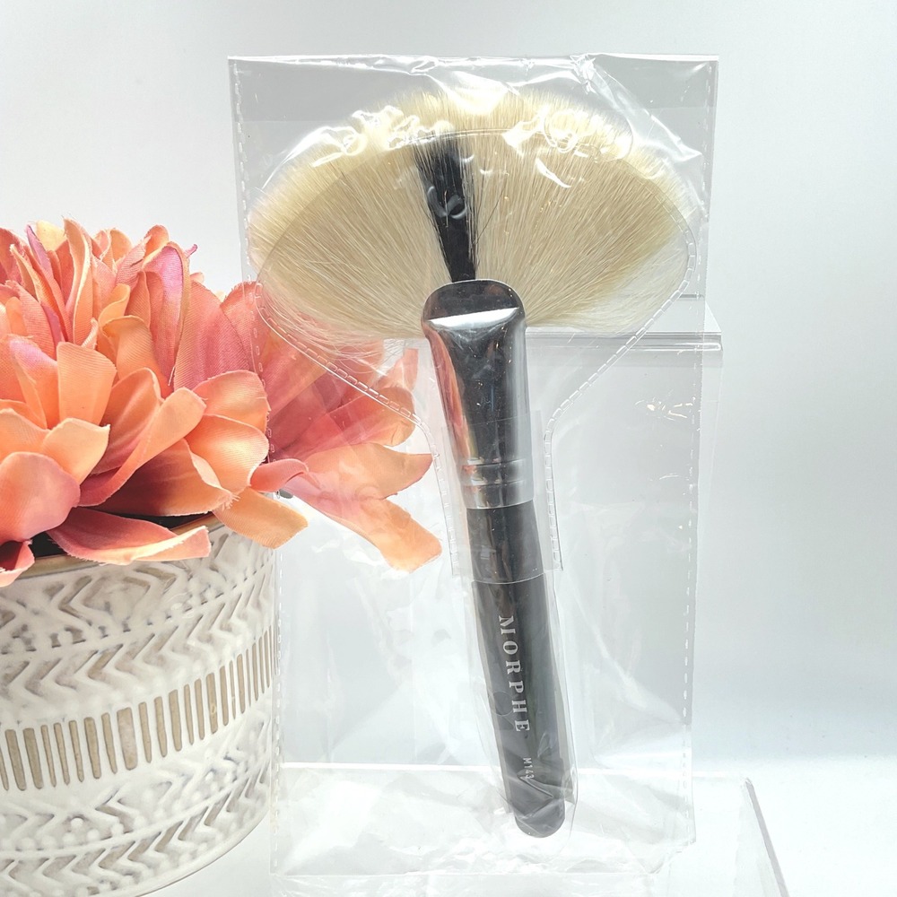 Morphe M143 Deluxe Soft‎ Fan Brush New Black Handle Synthetic Bristles New